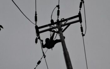 PLN ULP Namlea Intensif Lakukan Pemulihan Gangguan Kelistrikan Akibat Cuaca Ekstrem di Kabupaten Buru