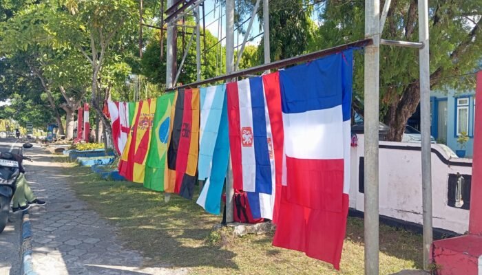 Demam Piala Dunia 2026 Mulai Terasa di Malra, Bendera Brasil Jadi Buruan Suporter