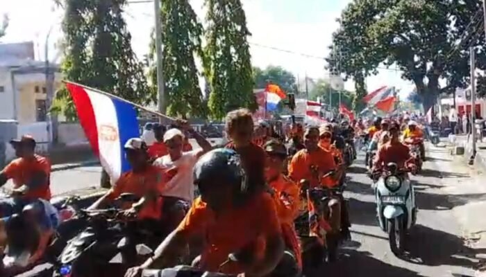 Usai Salat Jumat, Ratusan Fans Fanatik Oranje Nuhu Evav Gelar Pawai Kemenangan