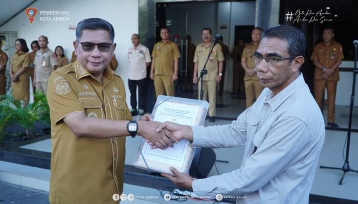 Pelaku UMKM Ambon Terima Sertifikat Halal, Pemkot Bidik Pasar yang Lebih Luas
