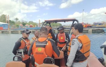 Tim SAR Gabungan Tual Berhasil Evakuasi 3 Korban Longboat Mati Mesin di Perairan Rumadan
