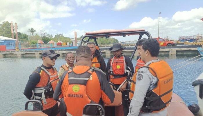 Tim SAR Gabungan Tual Berhasil Evakuasi 3 Korban Longboat Mati Mesin di Perairan Rumadan