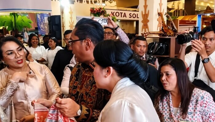 Kunjungi Booth Ambon di Rakernas APEKSI 2026, Wali Kota Medan Puji Karya UMKM Maluku