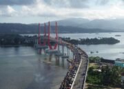 Indahnya Sportivitas, Fans Spanyol dan Argentina Gelar Pawai Bersama di Jembatan Merah Putih Ambon