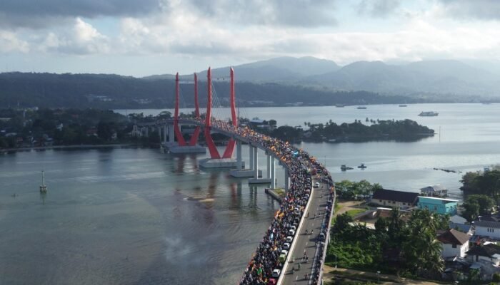 Indahnya Sportivitas, Fans Spanyol dan Argentina Gelar Pawai Bersama di Jembatan Merah Putih Ambon