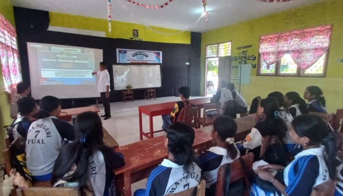 Polisi Mengajar di Tual, Satresnarkoba Edukasi Pelajar SMK Bahaya Narkoba dan Miras