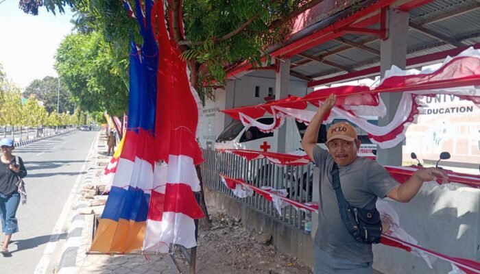 Jelang HUT ke-81 RI, Pedagang Bendera Musiman Mulai Padati Ruas Jalan di Maluku Tenggara