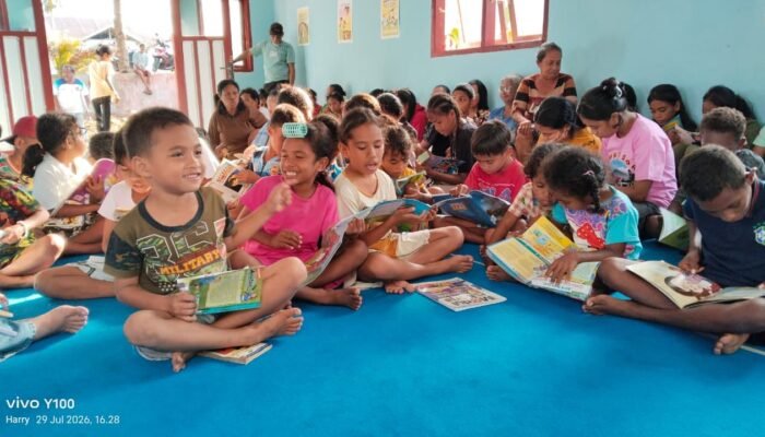Nyalakan Literasi Desa, Mahasiswa KKN UGM Revitalisasi Perpustakaan Ohoi Elaar Malra