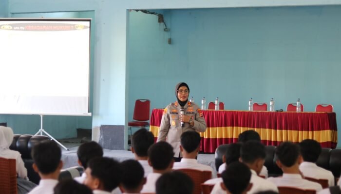 Kapolres Buru Turun Langsung Jadi Pengajar di SMAN 2, Edukasi Kesadaran Hukum dan Stop Kekerasan