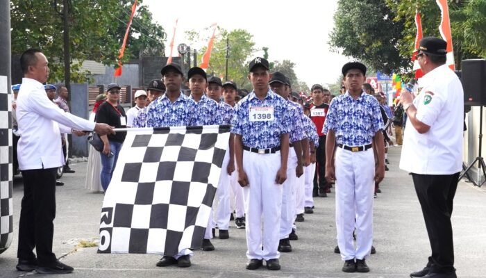 119 Regu Pelajar Semarakkan Gerak Jalan HUT ke-81 RI, Bupati Malra Tekankan Nilai Disiplin dan Persatuan