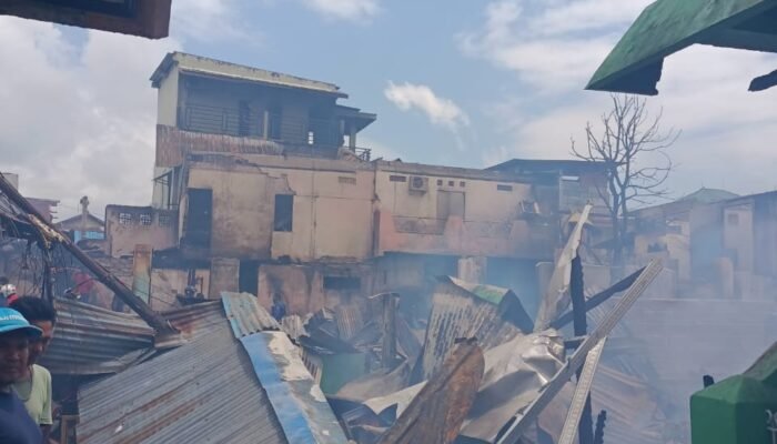Kebakaran di Batu Merah Ambon: 15 Rumah Ludes, 2 Warga Tersengat Listrik