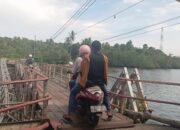Setahun Lebih Pasca Ambruk, Jembatan Rumadian–Dian Belum Diperbaiki, Warga Andalkan Jembatan Swadaya
