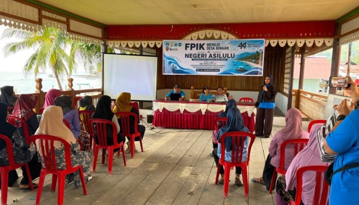 FPIK Unpatti Bekali Perempuan Assilulu dengan Keterampilan Kelola Ikan hingga Keuangan