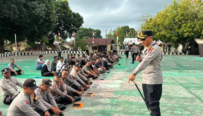 Cegah Judi Online, Kapolres Tual Sidak Handphone Personel