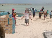 Krisis Air Bersih di Kaimear dan Tam, Pemkot Tual Salurkan Ratusan Air Mineral dan Galon