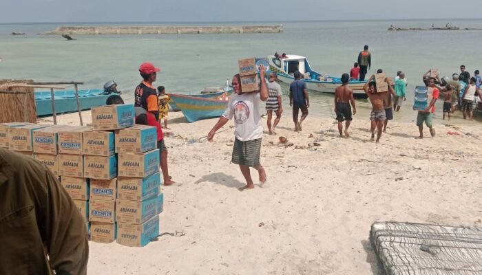 Krisis Air Bersih di Kaimear dan Tam, Pemkot Tual Salurkan Ratusan Air Mineral dan Galon