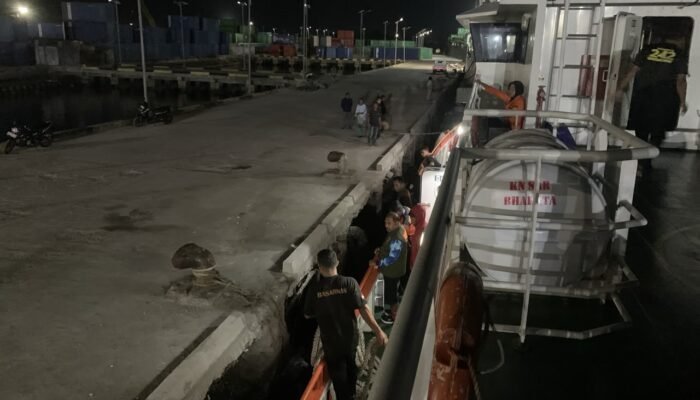 Hadapi El Nino, Pemkot Tual dan Basarnas Ambon Salurkan 4.160 Air Mineral ke Pulau Terdampak Kekeringan