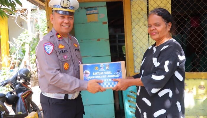 HUT Lalu Lintas, Satlantas Polres Tual Bagikan Bansos untuk Warga yang Membutuhkan