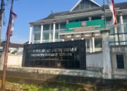 Akses Vital Menuju Pasar dan Pusat Kota Masohi, Jalan Rusak di Samping Gedung DPRD Malteng Dikeluhkan