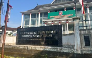Akses Vital Menuju Pasar dan Pusat Kota Masohi, Jalan Rusak di Samping Gedung DPRD Malteng Dikeluhkan
