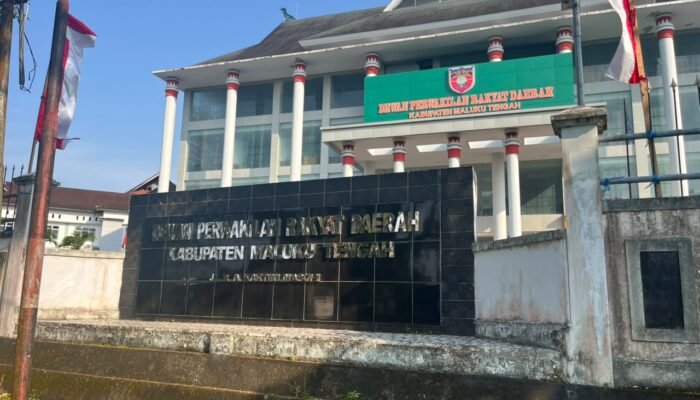 Akses Vital Menuju Pasar dan Pusat Kota Masohi, Jalan Rusak di Samping Gedung DPRD Malteng Dikeluhkan