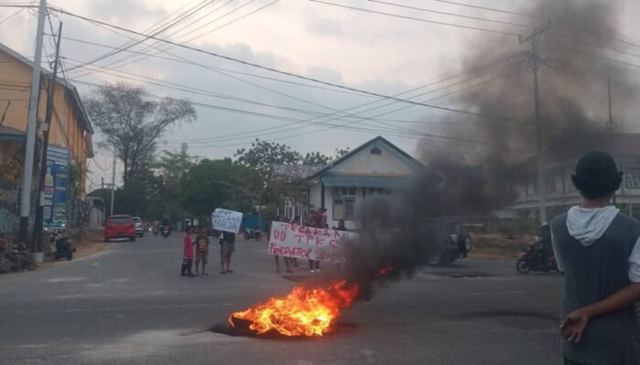 Warga Watdek Blokade Jembatan, Desak Polisi Tuntaskan Kasus Dugaan Kekerasan Seksual Anak