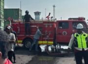Gerak Cepat, Damkar Ambon Padamkan Kebakaran Kontainer di Pelabuhan Yos Sudarso