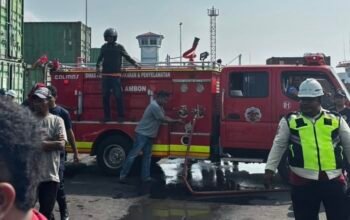 Gerak Cepat, Damkar Ambon Padamkan Kebakaran Kontainer di Pelabuhan Yos Sudarso