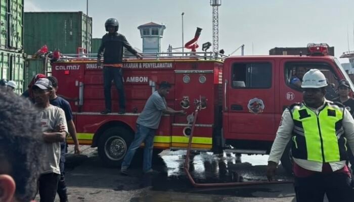 Gerak Cepat, Damkar Ambon Padamkan Kebakaran Kontainer di Pelabuhan Yos Sudarso