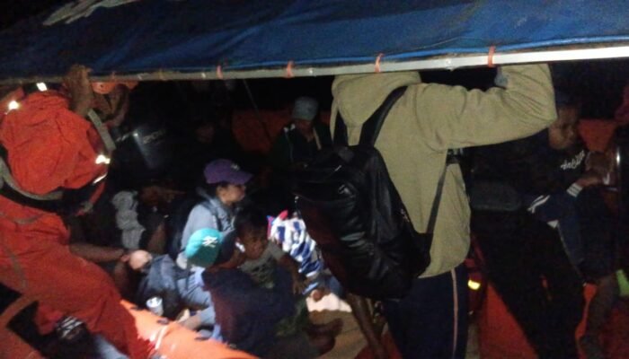 Mati Mesin di Tengah Laut, 41 Penumpang Kapal Kayu di Aru Hampir Jadi Korban