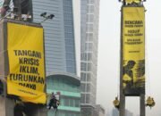 Aksi Berani Aktivis Greenpeace Panjat Patung Selamat Datang HI, Kirim Pesan Menohok ke Istana
