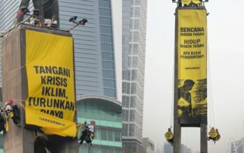 Aksi Berani Aktivis Greenpeace Panjat Patung Selamat Datang HI, Kirim Pesan Menohok ke Istana