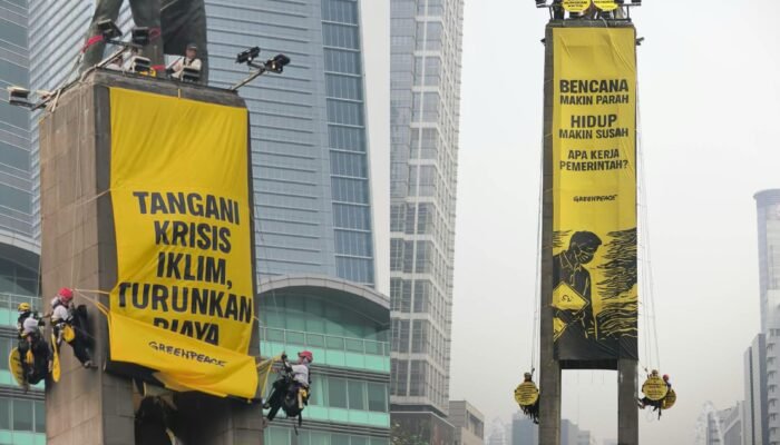 Aksi Berani Aktivis Greenpeace Panjat Patung Selamat Datang HI, Kirim Pesan Menohok ke Istana