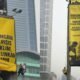 Aksi Berani Aktivis Greenpeace Panjat Patung Selamat Datang HI, Kirim Pesan Menohok ke Istana