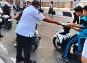 Bupati Malra Turun Bagikan Masker, Penanganan Kabut Asap Diperluas ke 21 Puskesmas