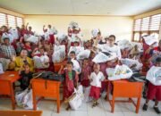 105 Murid di Sentani Terima Bantuan Perlengkapan Sekolah dari Pertamina