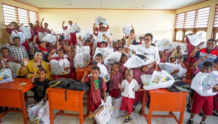 105 Murid di Sentani Terima Bantuan Perlengkapan Sekolah dari Pertamina