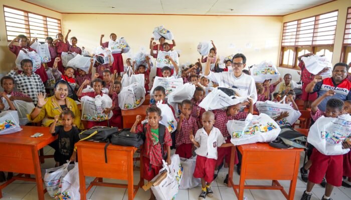 Perluas Manfaat Program SESAMA, Pertamina Kembali Salurkan Perlengkapan Sekolah Bagi Ratusan Murid di Sentani