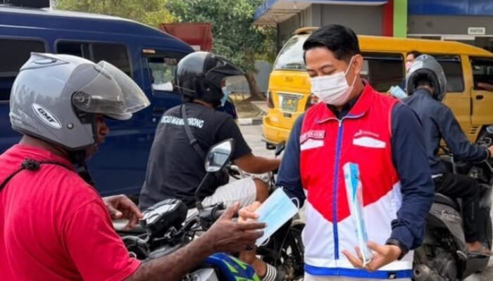 Pertamina Patra Niaga dan Hiswana Migas Salurkan 1.000 Masker untuk Pelanggan, Peduli Dampak Kabut Asap di Sorong